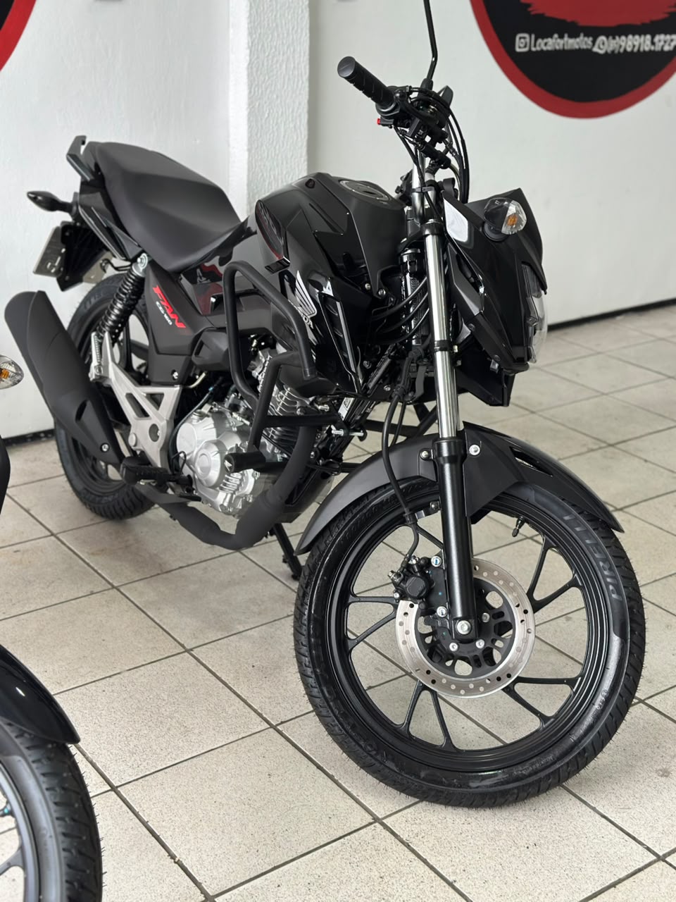 Honda 160 preta na Locafort